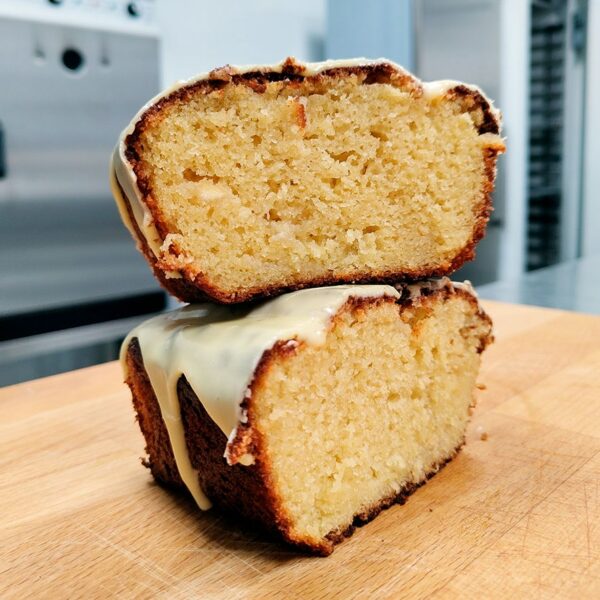 Bizcocho de Fruta de la Pasión con Chocolate Blanco con glaseado de Maracuyá - PRODUCIÓN LIMITADA (600 gr. aprox.)